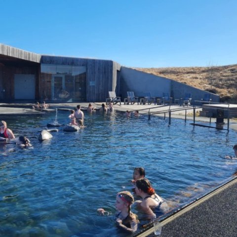 Baðað í Vök 