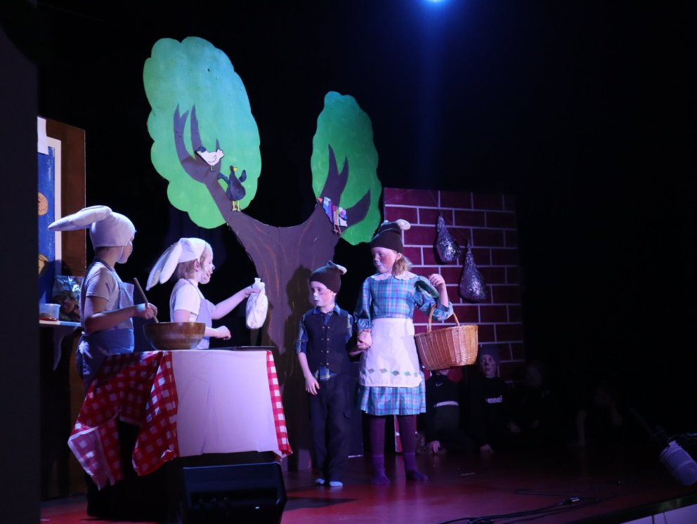 Dýrin í Hálsaskógi - árshátíð 1. og 2. bekkjar