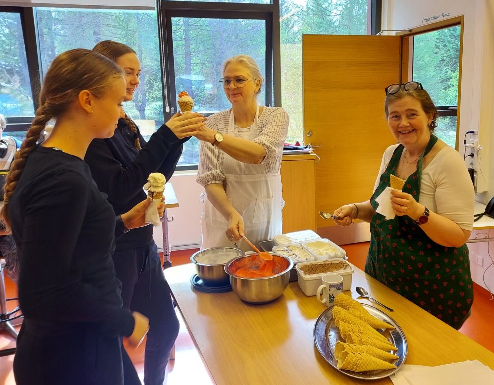 Stríðsárin, Hrafnkelssaga, Mývatnsferð og 