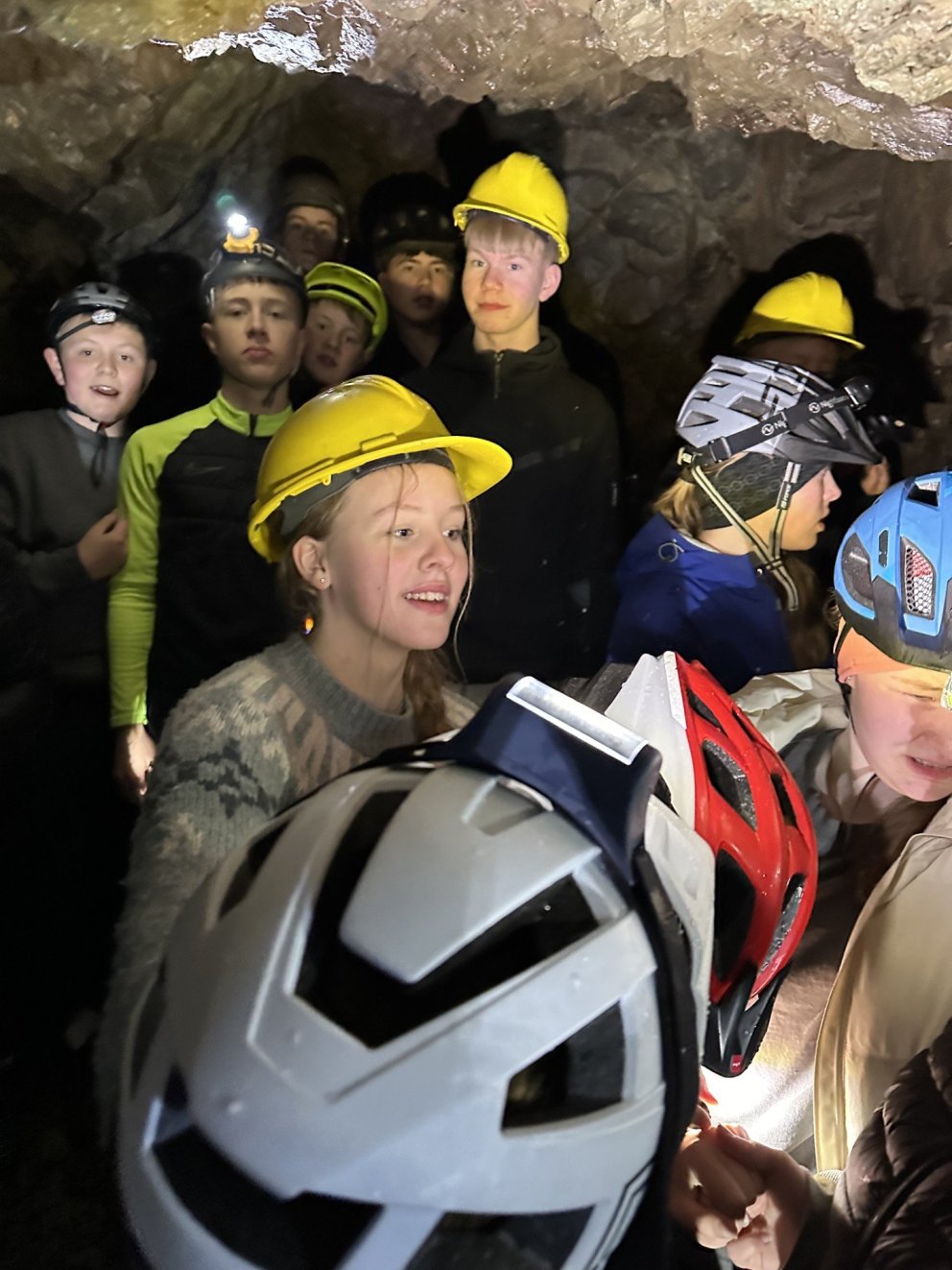 Stríðsminjasafn og hellaskoðun